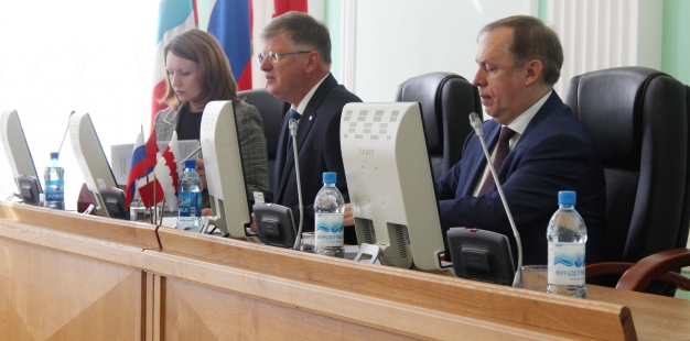 Майский Горсовет: аттракцион невиданной щедрости