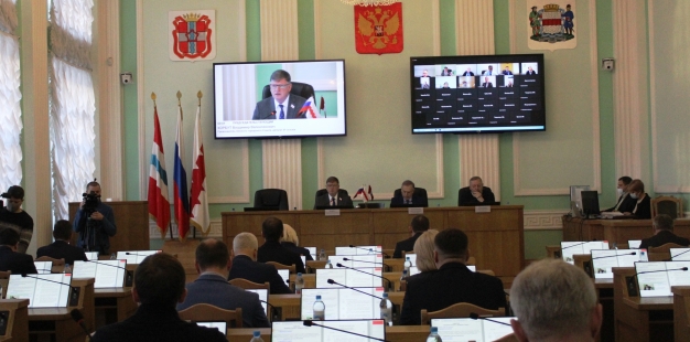 Здесь Горсовет, здесь мыслью пахнет