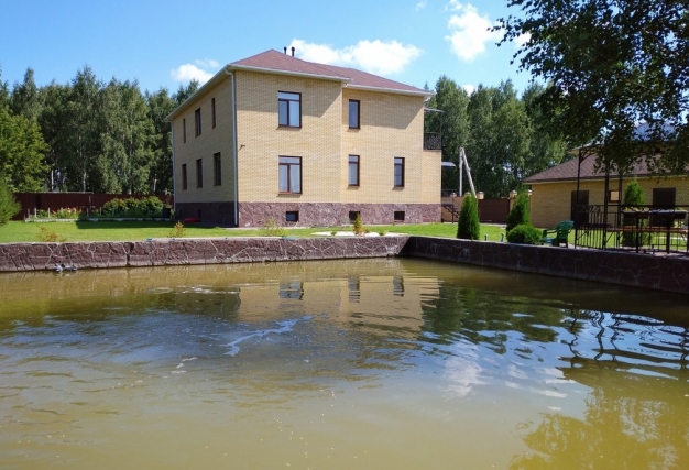 В «Долине нищих» выставили на продажу дом с карпятником