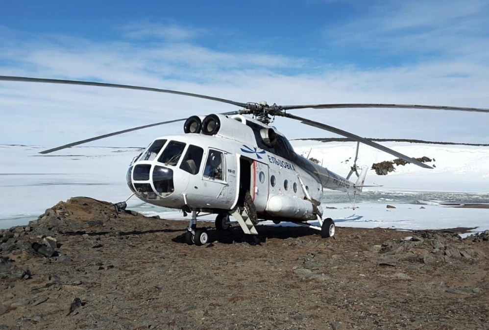 В Тарском районе вынужденную посадку совершил вертолёт с вахтовиками