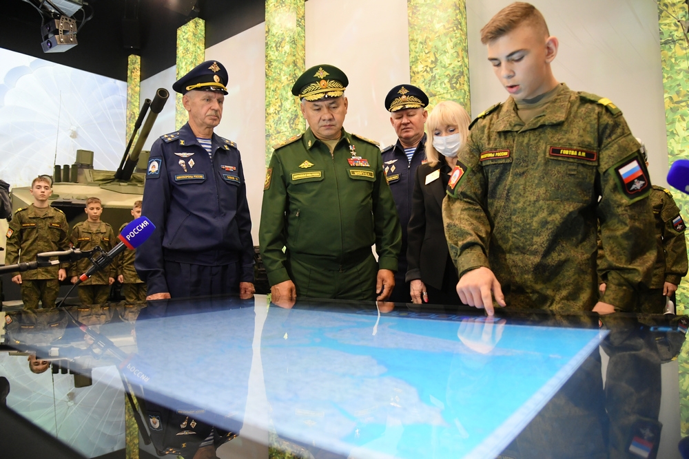 Сергею Шойгу в Омске показали виртуальный тренажер для парашютистов