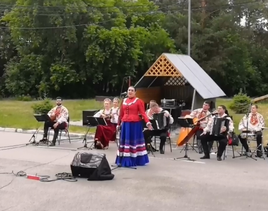 Омский русский народный хор дал благотворительный концерт для врачей 