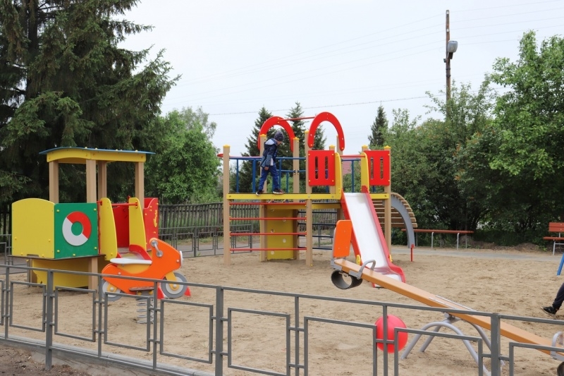 В Новотроицком открылась современная детская площадка