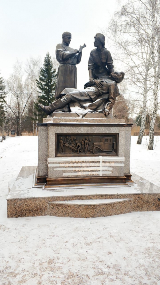 В Омске установили памятник медикам времен ВОВ