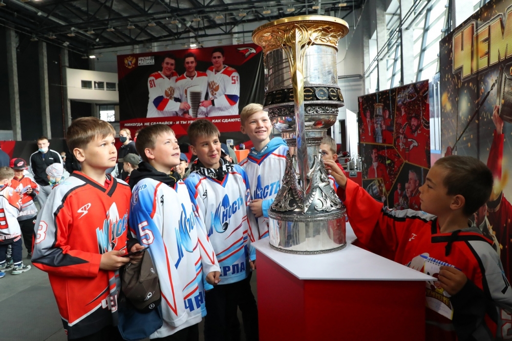 Кубок Гагарина: встреча юных хоккеистов с главным трофеем