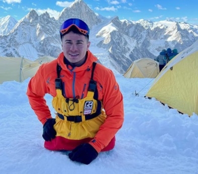 Выживший при обрушении казармы десантник покорил 8000-метровую вершину Гималаев