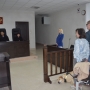 Владелицу кафе, не пустившую группу незрячих людей с собаками-проводниками в кафе, обязали выплатить почти 100 тысяч рублей
