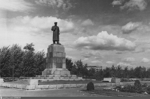 Вместо Ильинской церкви давайте восстановим памятник Сталину