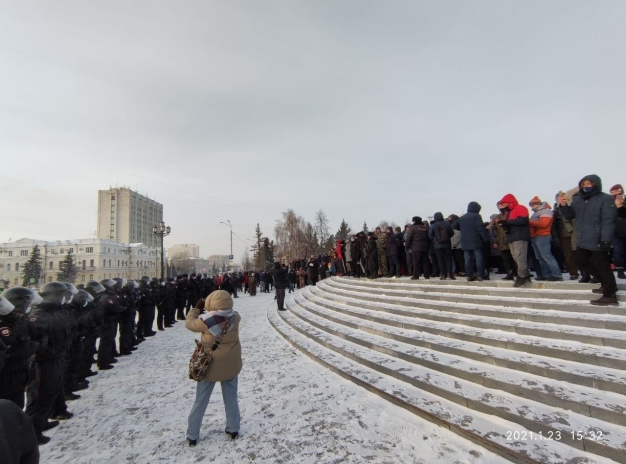 В 30-градусный мороз на акцию в поддержку Навального вышли, по разным оценкам, от 500 до 1,5 тысячи омичей