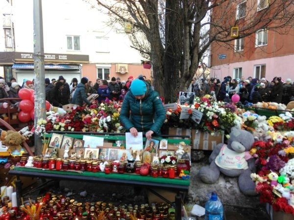 В Омске проходят траурные акции в память о жертвах трагедии в Кемерове 