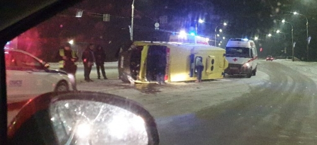 В центре Омска перевернулся реанимобиль — в машине погибла пациентка, которую везли с места другой аварии