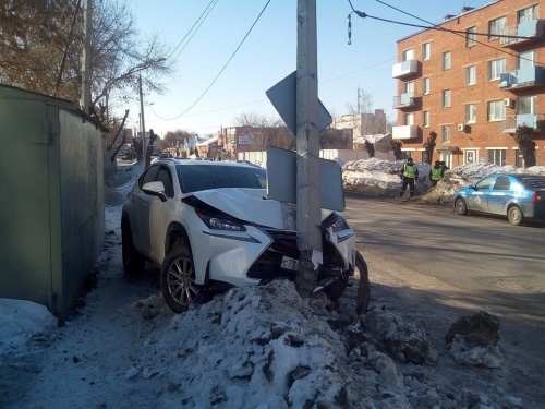 «Лексус» дочери начальника калачинской полиции разбила о столб в центре Омска ее приятельница-стилист