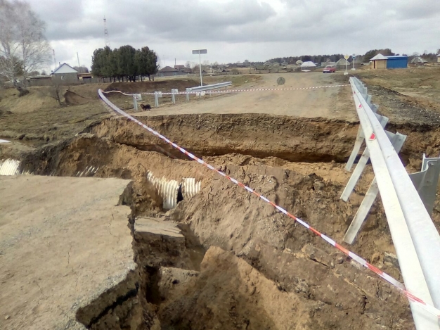 В Тарском районе обрушился мост через речку Атирку