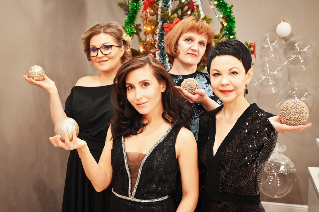 С кем встречать? Психология выбора новогодней компании: семья, друзья, одиночество?