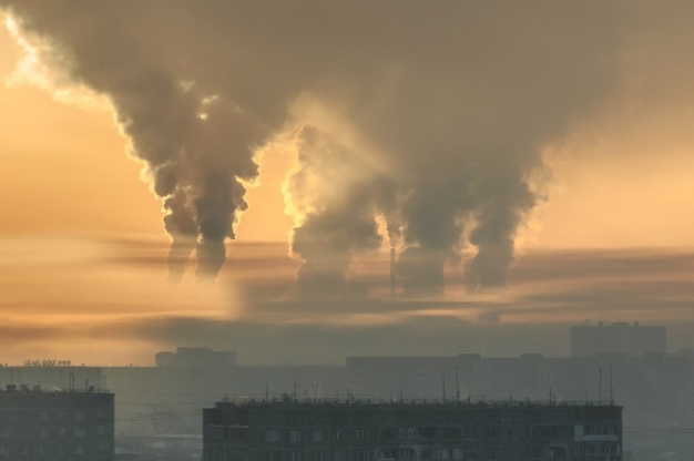 В воздухе над Омском обнаружили выбросы этилбензола и сероводорода