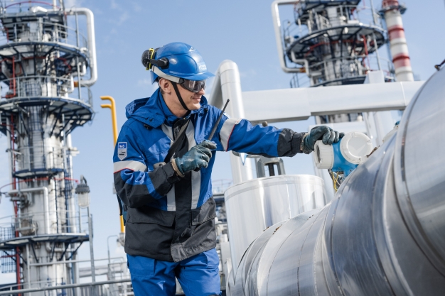 Достойная зарплата и возможности карьерного роста: Омский НПЗ представил список актуальных рабочих профессий