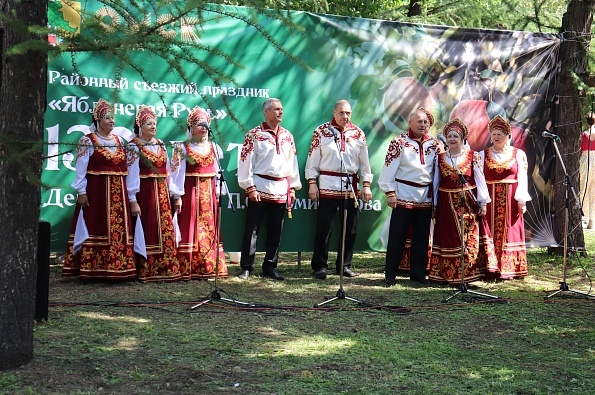 В Омском районе с размахом прошёл праздник «Яблоневая Русь»