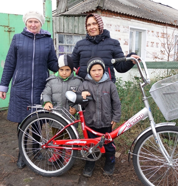 В Омской области 86-летний пенсионер подарил многодетной семье велосипед