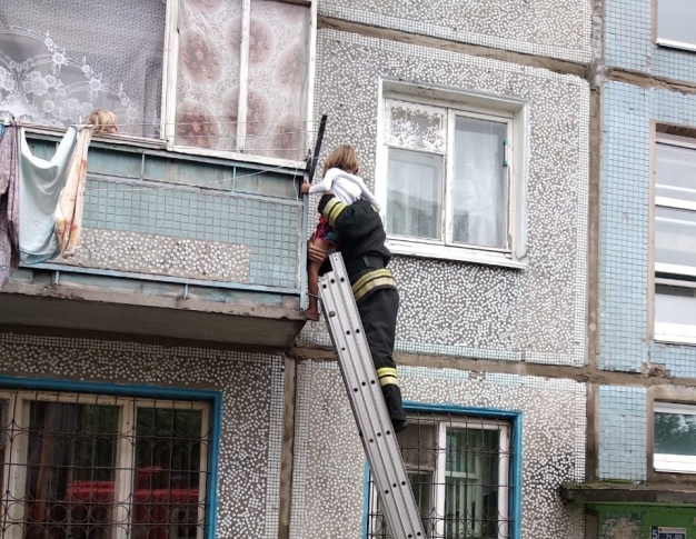 В Омске пожарные спасли стоявшую с внешней стороны балкона шестилетнюю девочку