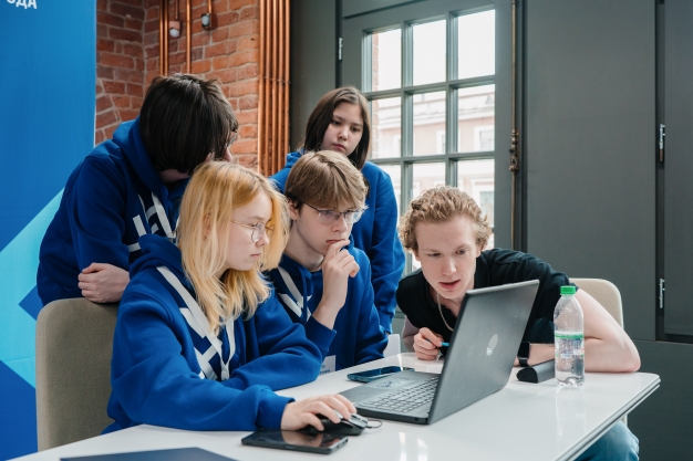 «Умножая таланты»: Омских старшеклассников приглашают к участию в интеллектуальном турнире «Газпром нефти»