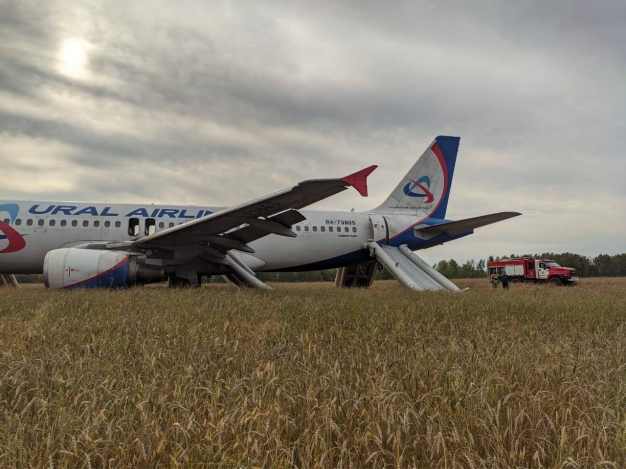 Самолёт «Уральских авиалиний» из Сочи перелетел Омск на 400 километров и сел в поле