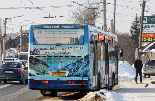 Главный по автобусам в Омске в 2020 году получал по 180 тысяч рублей в месяц