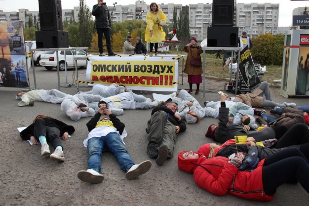 На экологическом митинге омичи устроили перфоманс