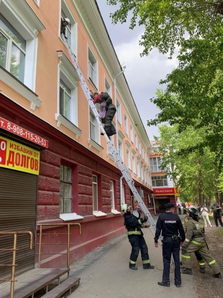  В Омске пожарные сняли с подоконника шестилетнюю девочку