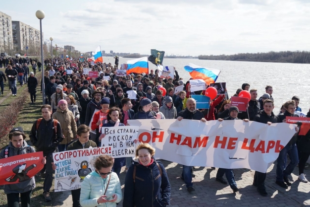 Около двух тысяч человек вышли на демонстрацию «Он нам не царь»