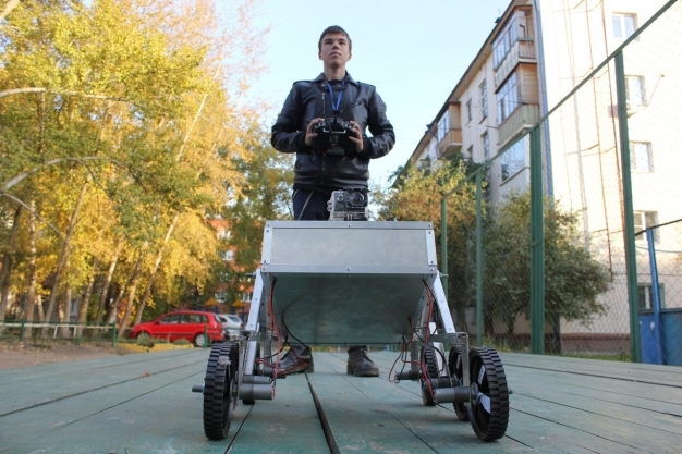 Построивший марсоход омич Артем Павленко открывает студию робототехники