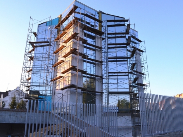 Израильский бизнесмен Рабкин построил пятиэтажный коттедж рядом с дендропарком