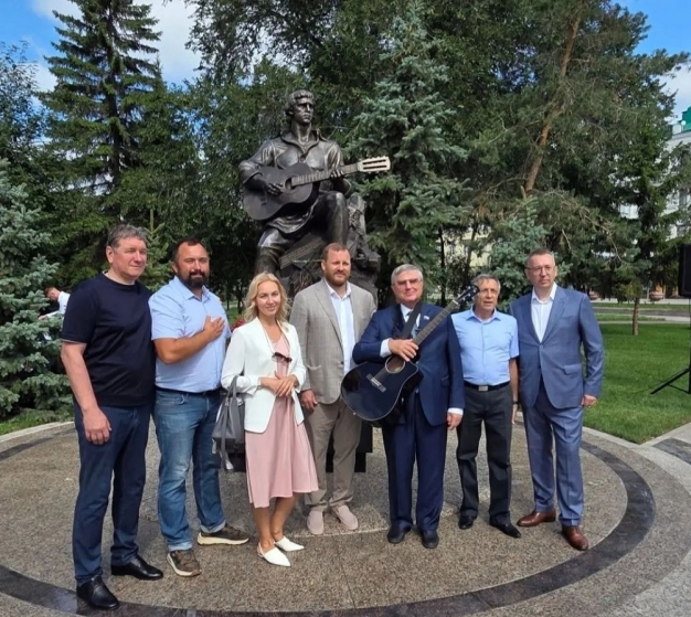 Сегодня в Омске открыли памятник Владимиру Высоцкому — и это по-настоящему знаковое событие!