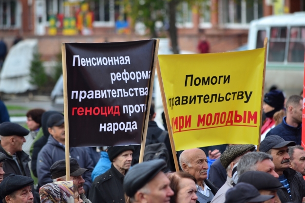 «Отработал, в деревянный макинтош и поехали» - в Омске прошел митинг против пенсионной реформы 