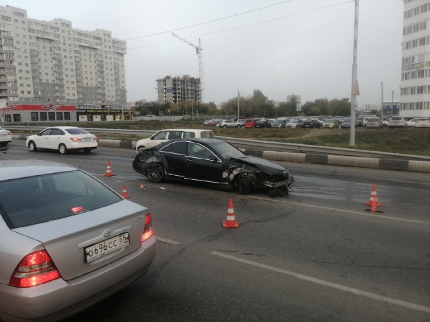 В Омске водитель и пассажиры «Мерседеса» сбежали после лобового столкновения у метромоста