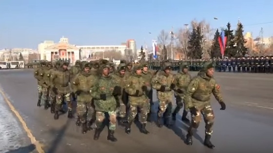 Военные из Анголы исполнили боевую песню на Соборной площади в Омске