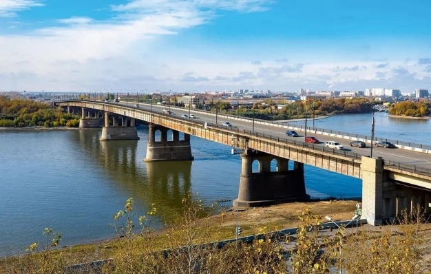 В Омске на Ленинградском мосту из-за провала перекрыли тротуары
