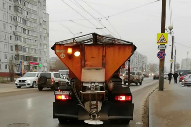 Омские дороги начали активно обрабатывать от гололеда