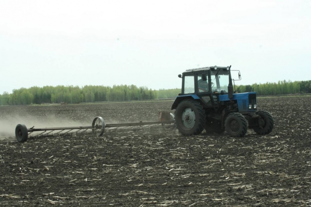В Омском районе начались весенние полевые работы
