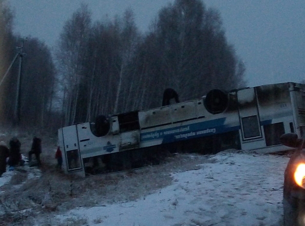 В Саргатском районе Омской области перевернулся пассажирский автобус