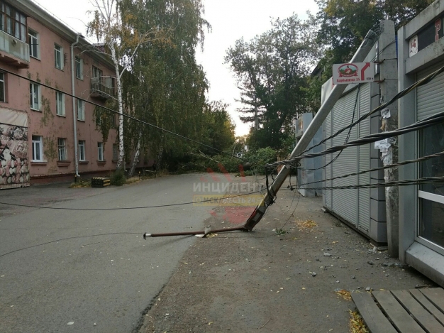 В Омске штормовой ветер крушил деревья, обрывал провода и переворачивал остановки