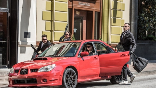 В «Альфа-банке» в Омске грабитель уложил клиентов лицами в пол