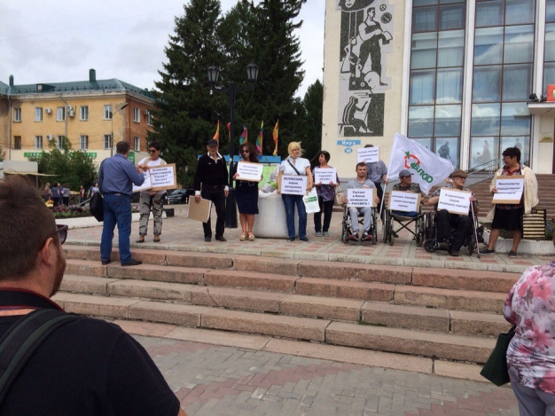 «Яблочники» вышли поддержать Полежаеву в борьбе за «Рассвет»