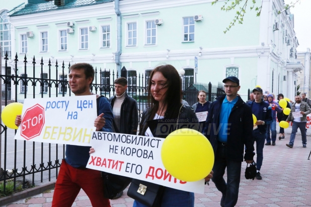 В Омске устроили шествие против «бензинового рабства»