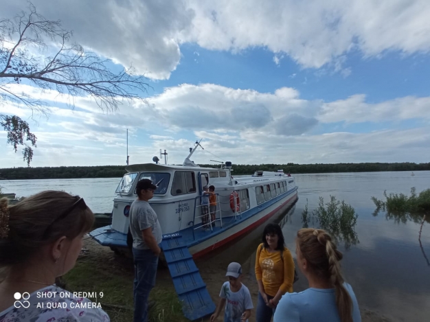 Теплоход до Большеречья не смог вместить всех желающих в свой третий рейс и сломался в пути