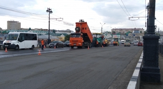 На Комсомольском мосту начинают заново укладывать асфальт