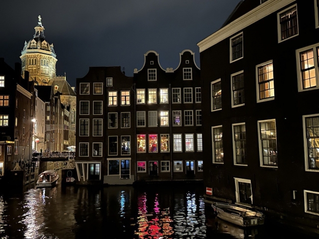 «Квартал красных фонарей» — это витрина Амстердама или его задний двор?