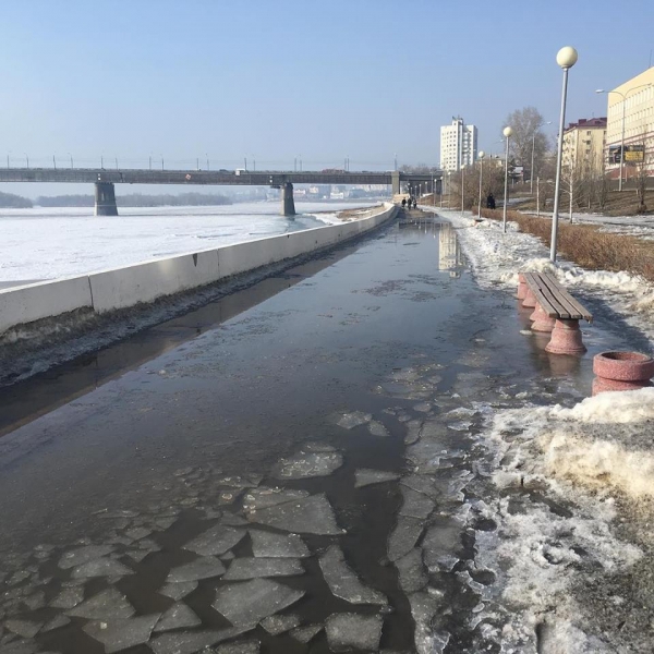 Омск, центр, набережная ... весна — время плавать по тротуару