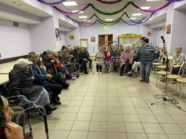 Представители Фонда развития Омской области имени С. И. Манякина посетили пансионат для пожилых людей «Гармония»