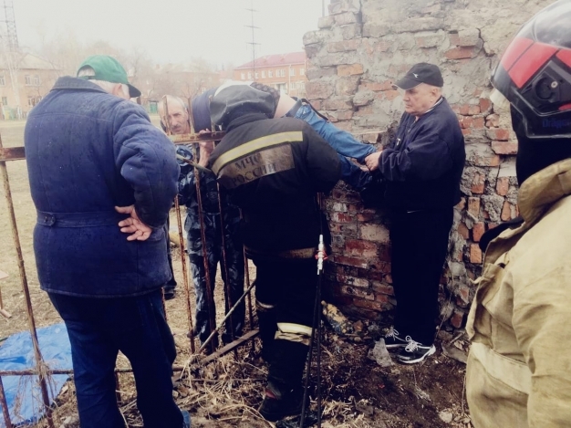 Во всех омских школах демонтируют острые пики на заборах