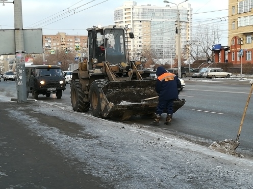Мэрия: из-за снегопада дорожные службы в Омске работают круглосуточно